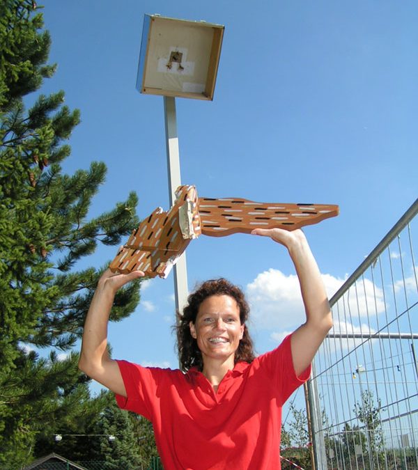Beim ersten Vogelschießen 2005 schießt die 2. Schützenmeisterin den Vogel ab